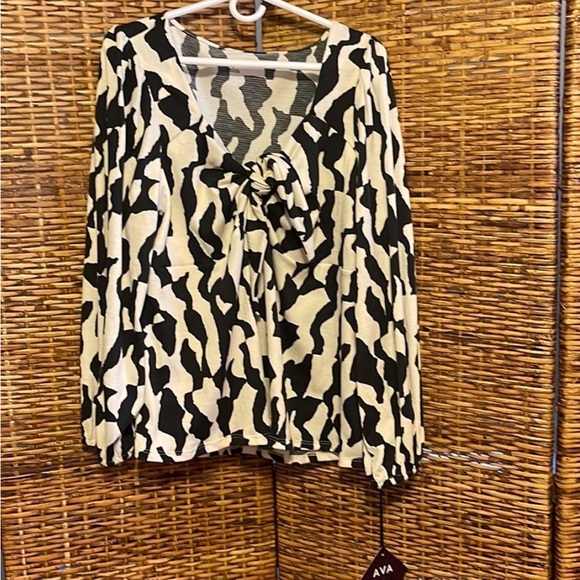 BUNDLE: Ava & Viv Pink, White, and Blue Blouses - Picture 3 of 8